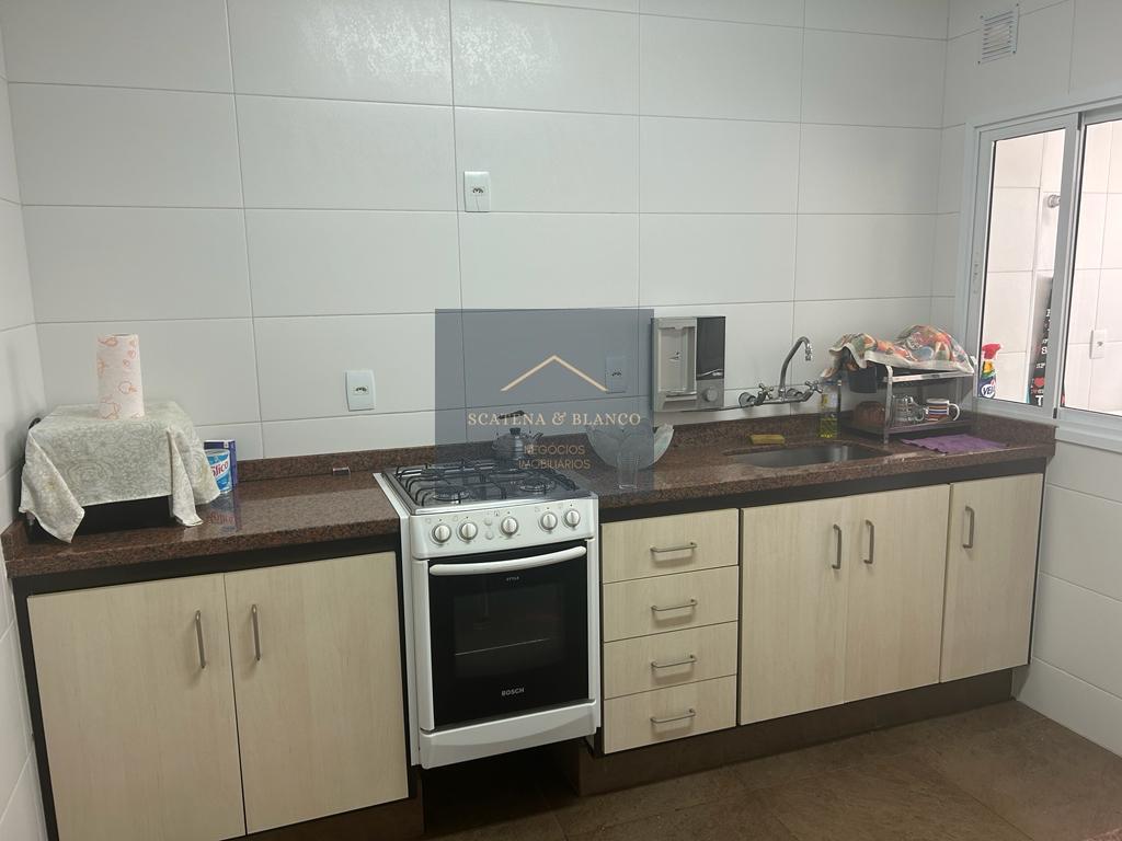  - Apartamento no Edifício Leon dOro, com 3 dormitórios